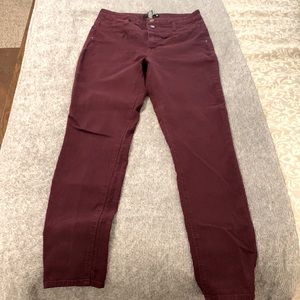 Ultra high waist maroon jeans. 30” waist and 30” inseam. Perfect fall color.